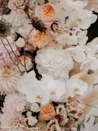 Romantic statement flowers 🩷🌸
Are you dreaming of a custom made concept for your dream wedding?🥰
We can absolutely help